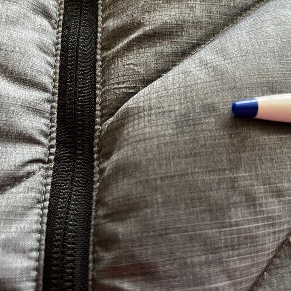 The North Face Women's Down Vest Size Medium - Picture 8 of 8